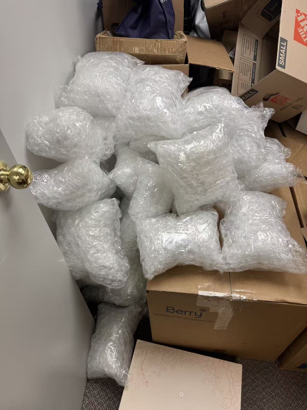 瓷器易碎品逐个气泡膜包装